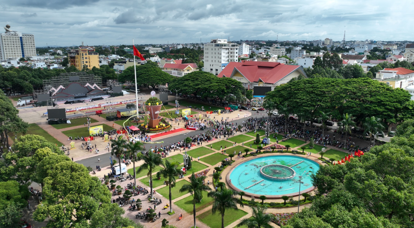 Toàn cảnh lễ hội sôi động tại Quảng trường 10/3, nổi bật với mô hình “Gùi sầu riêng”, thu hút đông đảo người dân và du khách. Toàn cảnh lễ hội sôi động tại Quảng trường 10/3, nổi bật với mô hình “Gùi sầu riêng”, thu hút đông đảo người dân và du khách.