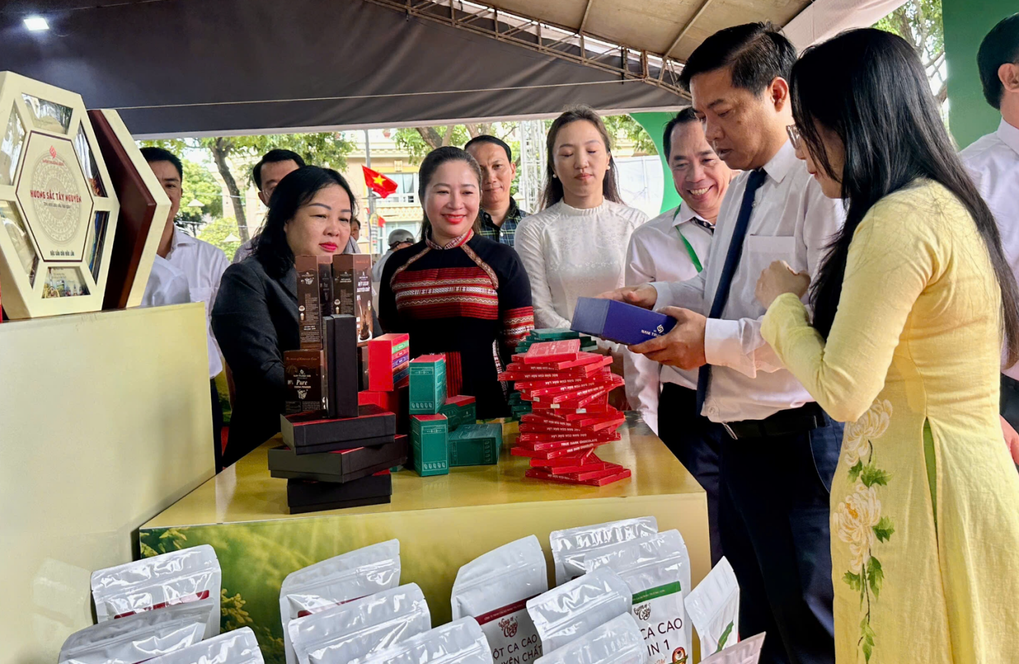 Lãnh đạo tỉnh Đắk Lắk tham quan các gian hàng trưng bày, quảng bá sầu riêng và sản phẩm OCOP tại Lễ hội Sầu riêng Đắk Lắk năm 2026. Lãnh đạo tỉnh Đắk Lắk tham quan các gian hàng trưng bày, quảng bá sầu riêng và sản phẩm OCOP tại Lễ hội Sầu riêng Đắk Lắk năm 2026.