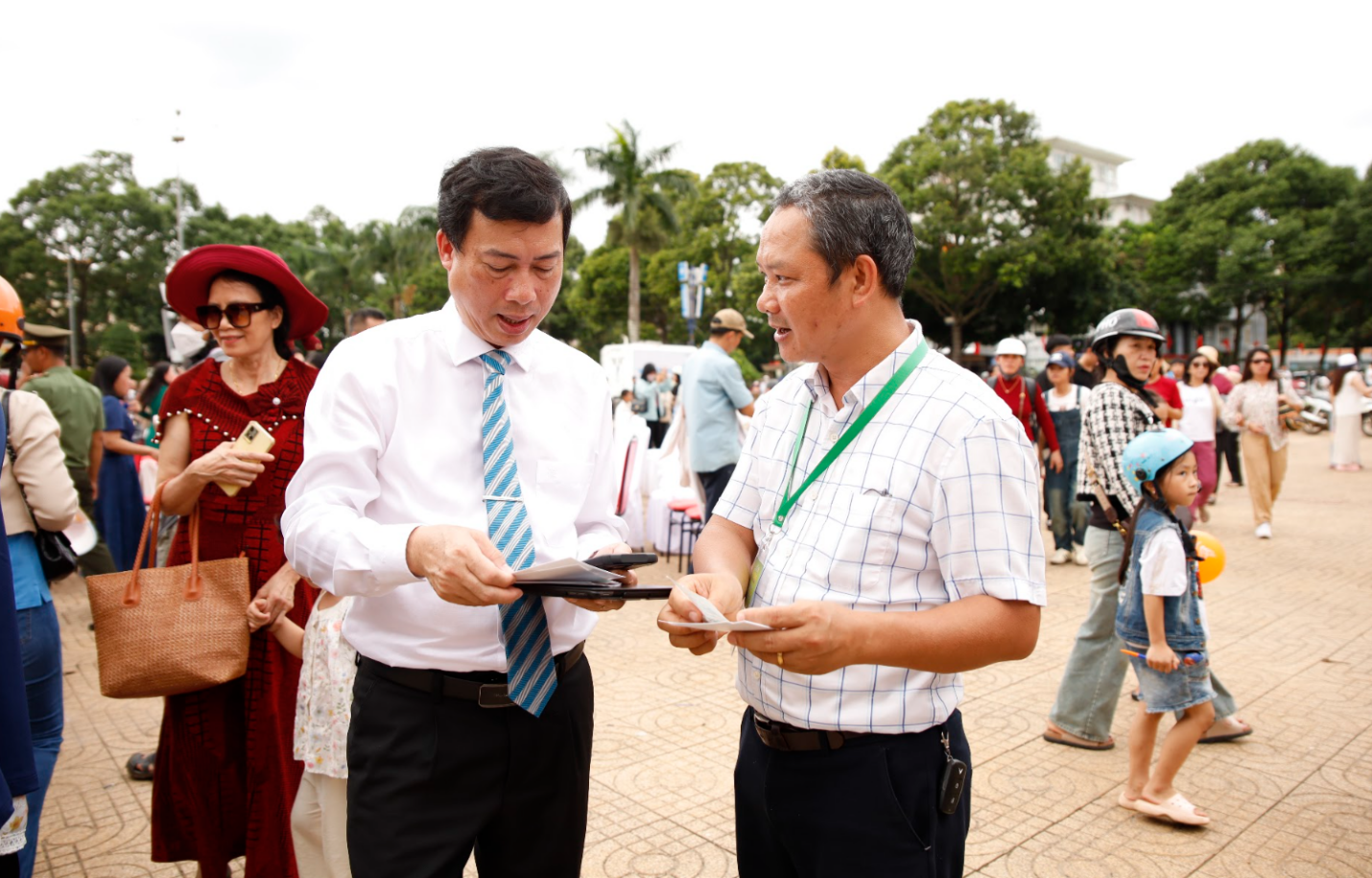Ông Trần Hồng Tiến – Giám đốc Sở Văn hóa, Thể thao và Du lịch (bên trái) trao đổi với ông Hoàng Ngọc Anh – Giám đốc Công ty Quảng cáo - Sự kiện Tín Nhân về công tác tổ chức, thực hiện mô hình “Chiếc gùi sầu riêng lớn nhất Việt Nam”. Ông Trần Hồng Tiến – Giám đốc Sở Văn hóa, Thể thao và Du lịch (bên trái) trao đổi với ông Hoàng Ngọc Anh – Giám đốc Công ty Quảng cáo - Sự kiện Tín Nhân về công tác tổ chức, thực hiện mô hình “Chiếc gùi sầu riêng lớn nhất Việt Nam”.