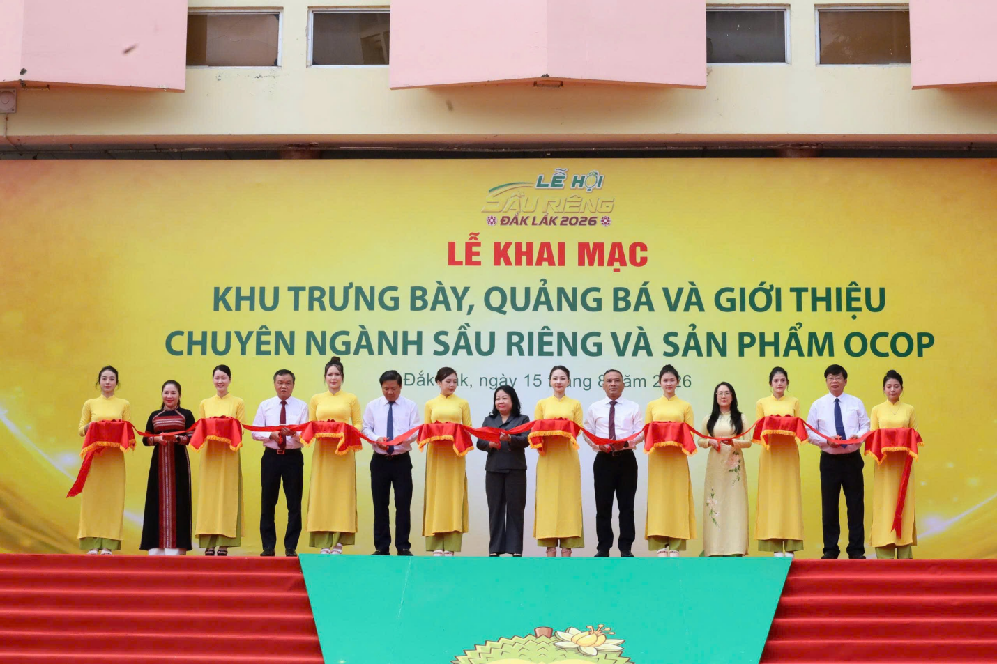 Lãnh đạo tỉnh Đắk Lắk cùng các đại biểu thực hiện nghi thức khai mạc Khu trưng bày, quảng bá và giới thiệu chuyên ngành sầu riêng và sản phẩm OCOP tại Lễ hội Sầu riêng Đắk Lắk năm 2026. Lãnh đạo tỉnh Đắk Lắk cùng các đại biểu thực hiện nghi thức khai mạc Khu trưng bày, quảng bá và giới thiệu chuyên ngành sầu riêng và sản phẩm OCOP tại Lễ hội Sầu riêng Đắk Lắk năm 2026.