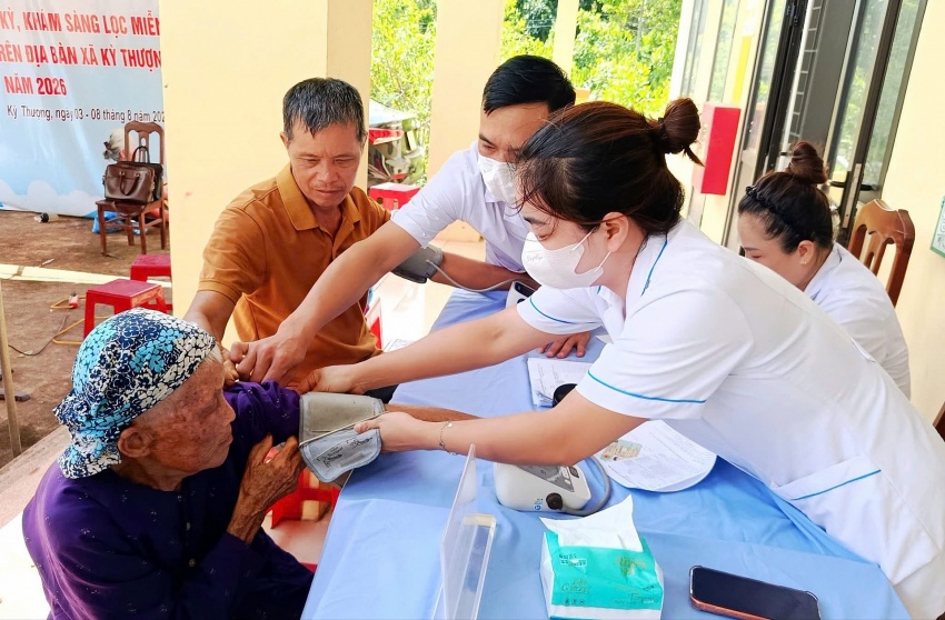 Đưa y tế về vùng sâu xa, tất cả vì sức khỏe cộng đồng Đưa y tế về vùng sâu xa, tất cả vì sức khỏe cộng đồng