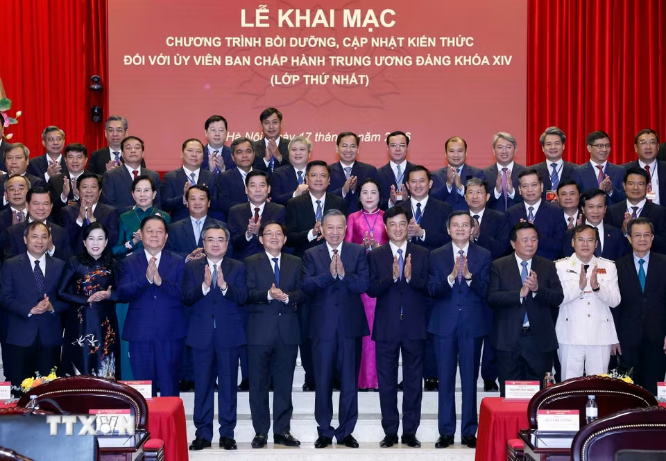Tổng Bí thư, Chủ tịch nước Tô Lâm, các đại biểu và học viên là các đồng chí Ủy viên Trung ương - Ảnh: TTXVN Tổng Bí thư, Chủ tịch nước Tô Lâm, các đại biểu và học viên là các đồng chí Ủy viên Trung ương - Ảnh: TTXVN
