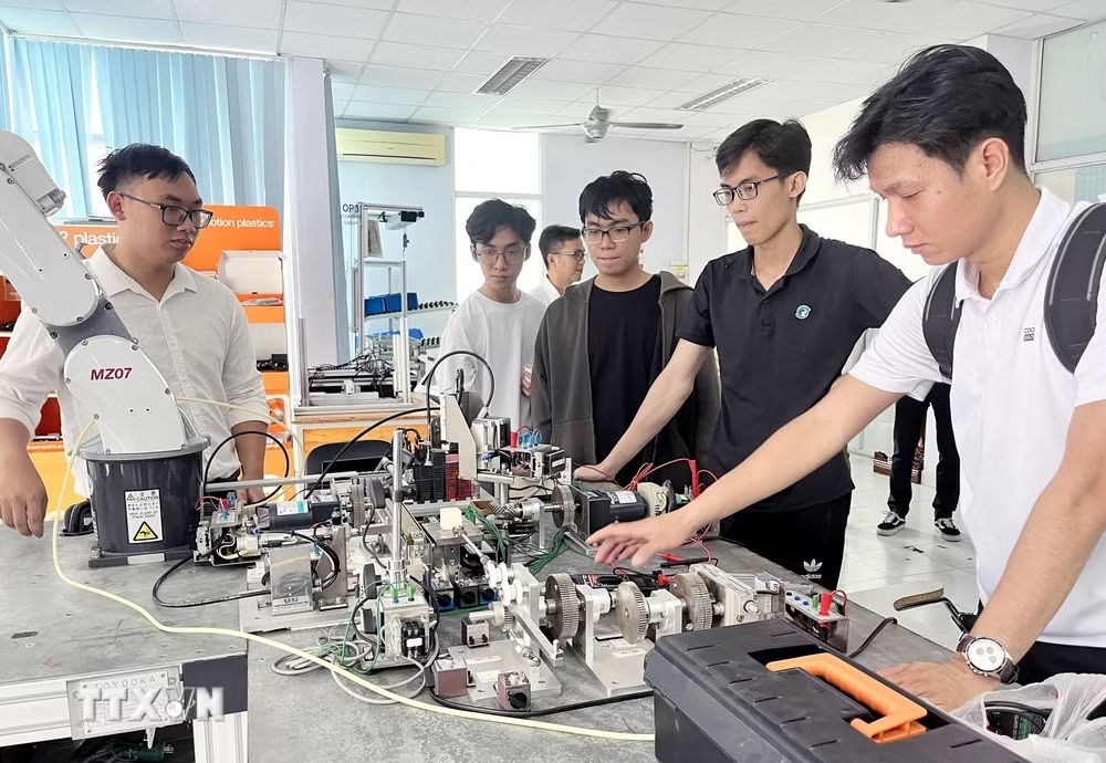 Các sinh viên nghiên cứu thực hành tại Trung tâm Đào tạo Khu Công nghệ cao Thành phố Hồ Chí Minh. (Ảnh: TTXVN)
