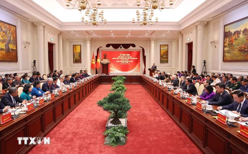 Hội nghị gặp mặt Ủy viên Bộ Chính trị, Ủy viên Ban Bí thư các thời kỳ, Ủy viên Ban Bí thư các thời kỳ, Ủy viên Trung ương Đảng khóa XIII không tái cử khóa XIV. (Ảnh: TTXVN) Hội nghị gặp mặt Ủy viên Bộ Chính trị, Ủy viên Ban Bí thư các thời kỳ, Ủy viên Ban Bí thư các thời kỳ, Ủy viên Trung ương Đảng khóa XIII không tái cử khóa XIV. (Ảnh: TTXVN)