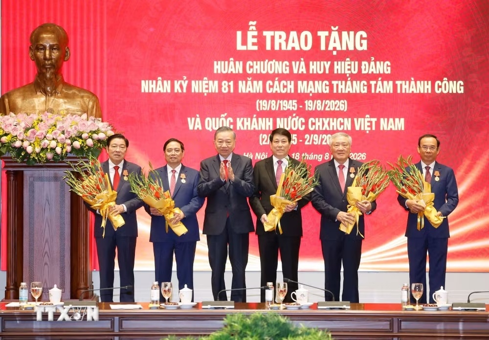 Tổng Bí thư, Chủ tịch nước Tô Lâm trao tặng Huân chương Hồ Chí Minh cho các đồng chí nguyên lãnh đạo Đảng, Nhà nước. (Ảnh: TTXVN) Tổng Bí thư, Chủ tịch nước Tô Lâm trao tặng Huân chương Hồ Chí Minh cho các đồng chí nguyên lãnh đạo Đảng, Nhà nước. (Ảnh: TTXVN)