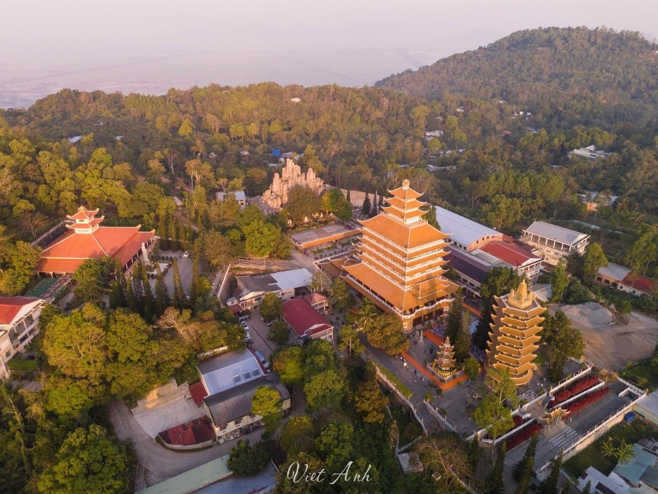 Chuông chùa ngân vang giữa đại ngàn Thất Sơn, mở đầu mùa tri ân và báo hiếu.