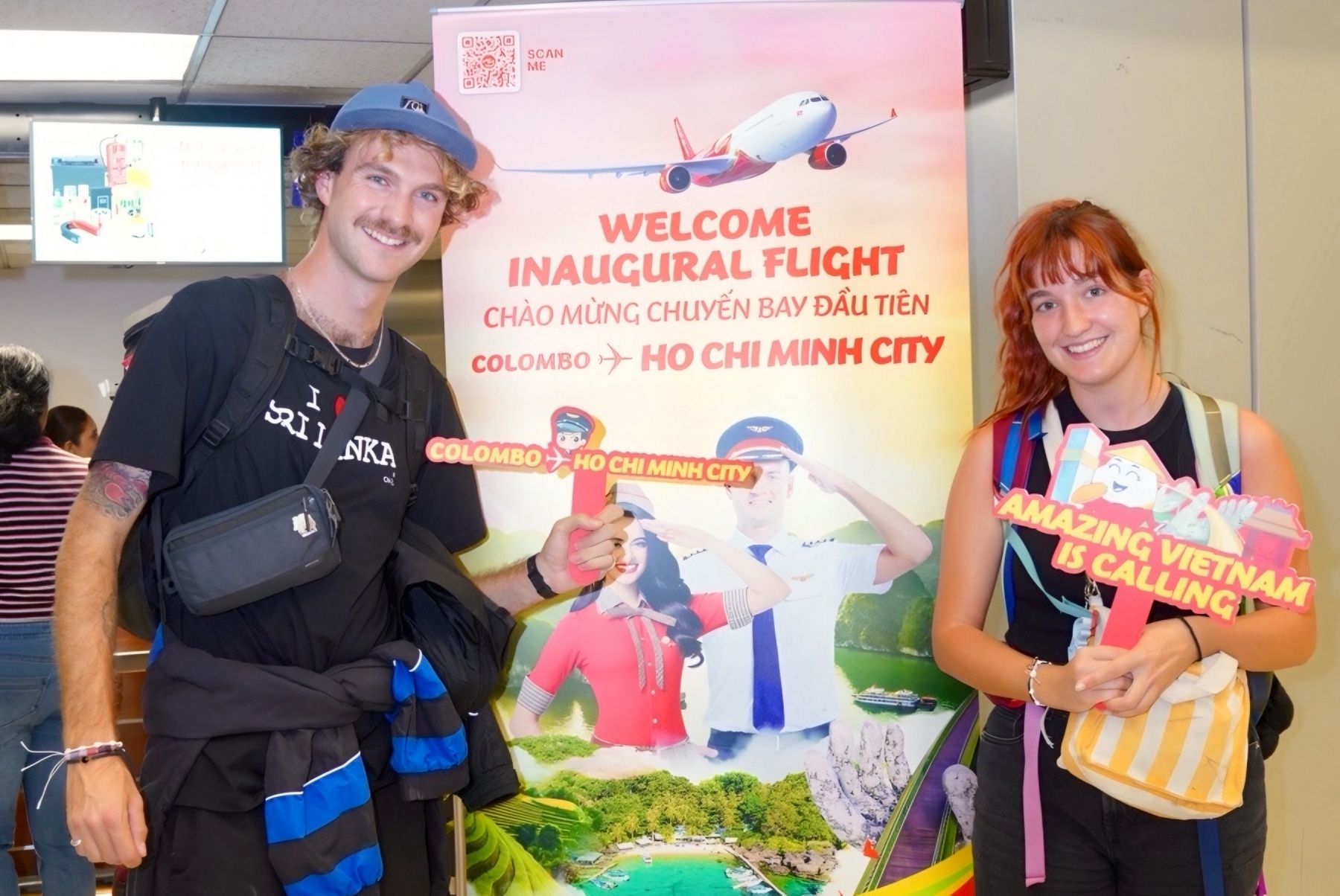 Hành khách vui mừng khi bay cùng Vietjet trên chuyến bay đầu tiên kết nối TP.HCM và Colombo. Hành khách vui mừng khi bay cùng Vietjet trên chuyến bay đầu tiên kết nối TP.HCM và Colombo.