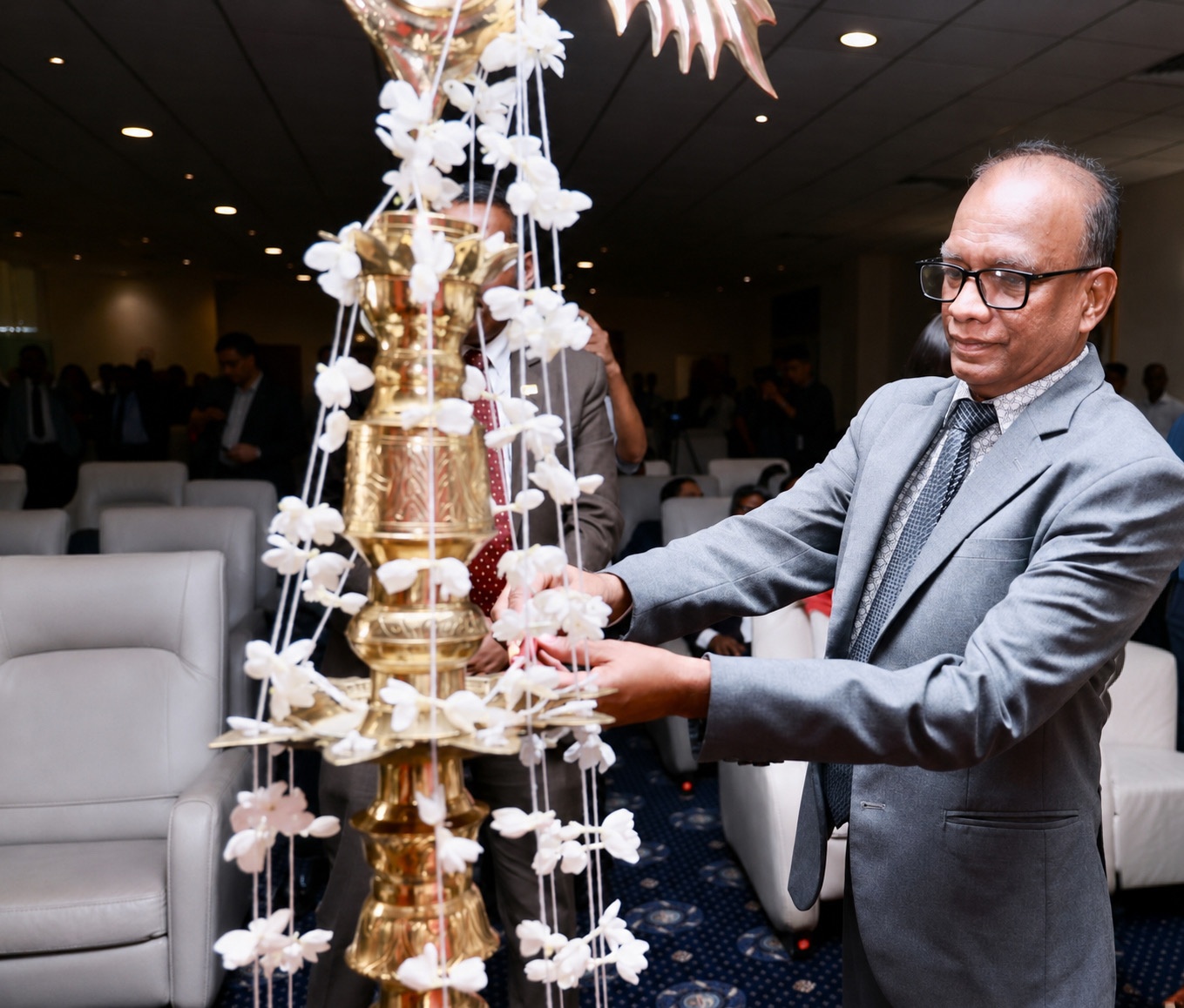 Bộ trưởng Bộ Cảng và Hàng không kiêm Bộ trưởng Bộ Năng lượng Sri Lanka Anura Karunathilake thực hiện nghi thức khai trương đường bay mới của Vietjet. Bộ trưởng Bộ Cảng và Hàng không kiêm Bộ trưởng Bộ Năng lượng Sri Lanka Anura Karunathilake thực hiện nghi thức khai trương đường bay mới của Vietjet.