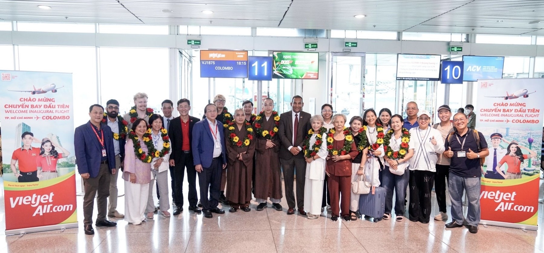 Lãnh đạo Vietjet tặng hoa và chào đón hành khách trên chuyến bay đầu tiên. Lãnh đạo Vietjet tặng hoa và chào đón hành khách trên chuyến bay đầu tiên.