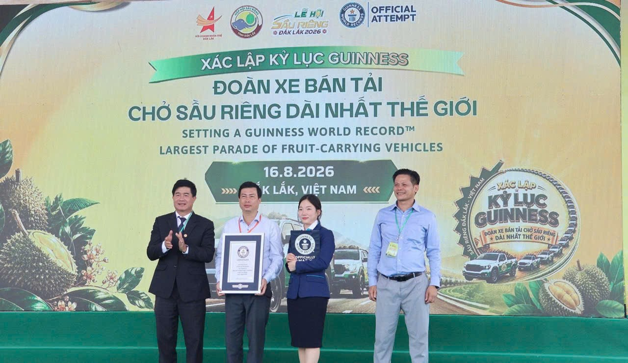 Đại diện Tổ chức Kỷ lục Guinness Thế giới công bố và trao Chứng nhận Guinness cho Ban Tổ chức, ghi nhận “Đoàn xe bán tải chở sầu riêng dài nhất thế giới”. Đại diện Tổ chức Kỷ lục Guinness Thế giới công bố và trao Chứng nhận Guinness cho Ban Tổ chức, ghi nhận “Đoàn xe bán tải chở sầu riêng dài nhất thế giới”.