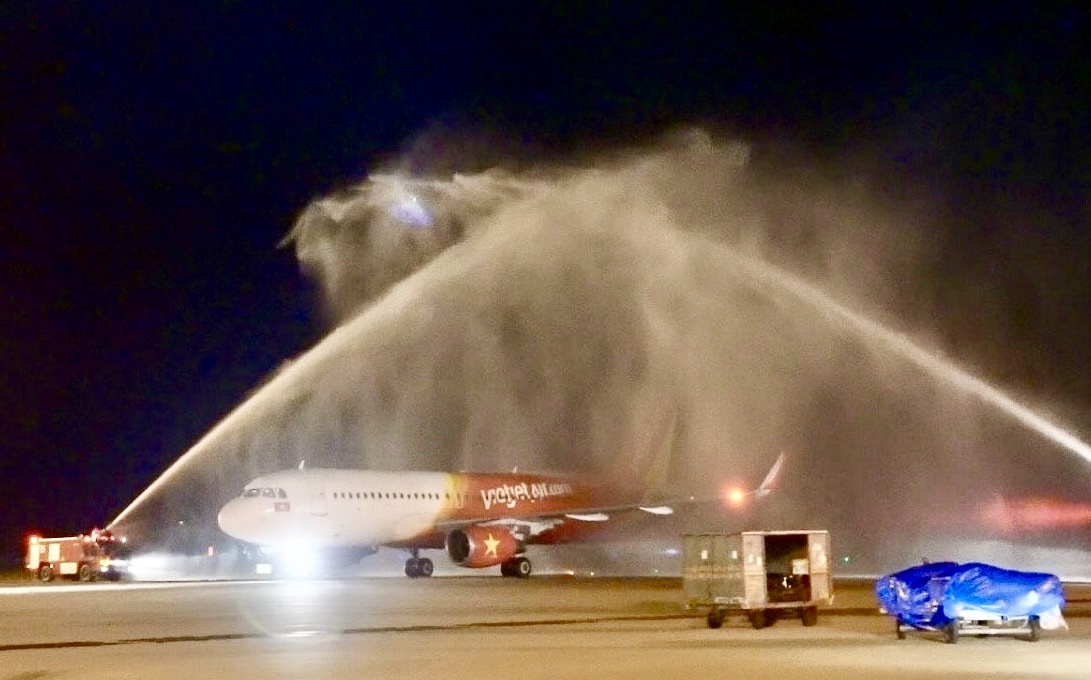 Chuyến bay đầu tiên của Vietjet được chào đón bằng nghi thức vòi rồng tại Colombo - Sri Lanka. Chuyến bay đầu tiên của Vietjet được chào đón bằng nghi thức vòi rồng tại Colombo - Sri Lanka.