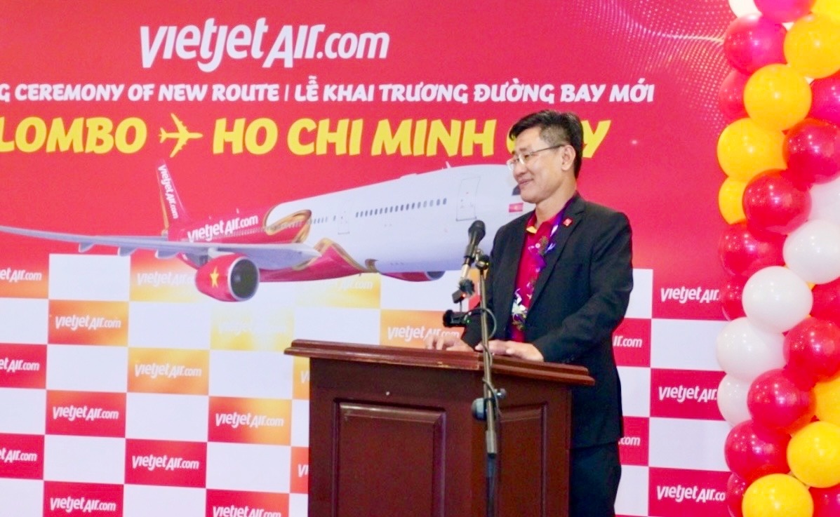Phó Tổng giám đốc Thương mại Vietjet Tạ Hữu Thanh phát biểu cảm ơn và chào mừng đường bay mới. Phó Tổng giám đốc Thương mại Vietjet Tạ Hữu Thanh phát biểu cảm ơn và chào mừng đường bay mới.