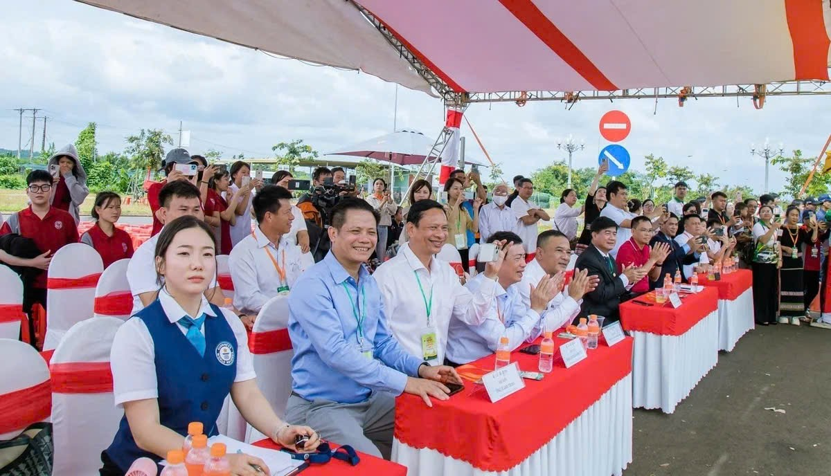 Ban Tổ chức cùng đại diện Đơn vị Kỷ lục hiện diện tại sự kiện, chứng kiến khoảnh khắc đáng nhớ. Ban Tổ chức cùng đại diện Đơn vị Kỷ lục hiện diện tại sự kiện, chứng kiến khoảnh khắc đáng nhớ.