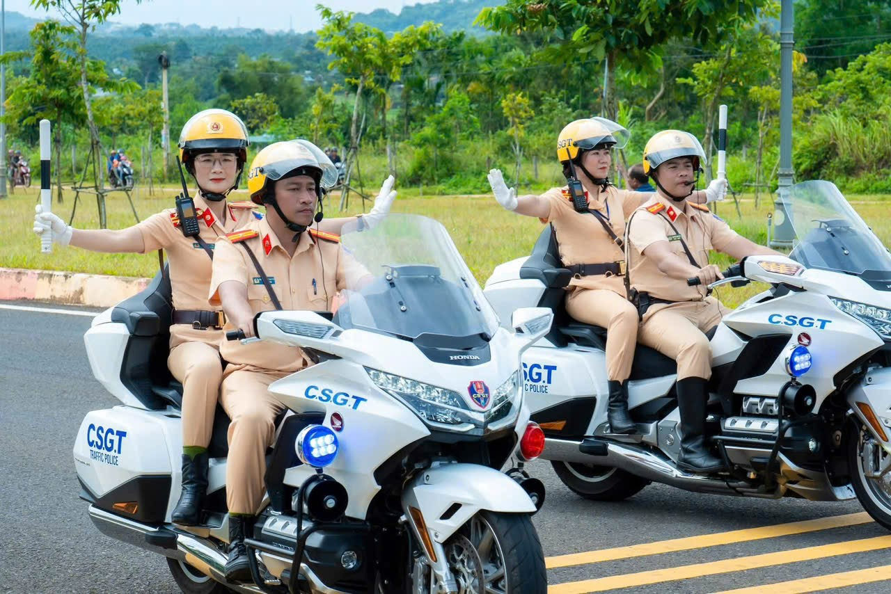 Lực lượng Cảnh sát giao thông phân luồng, hỗ trợ đoàn xe sầu riêng di chuyển an toàn. Lực lượng Cảnh sát giao thông phân luồng, hỗ trợ đoàn xe sầu riêng di chuyển an toàn.