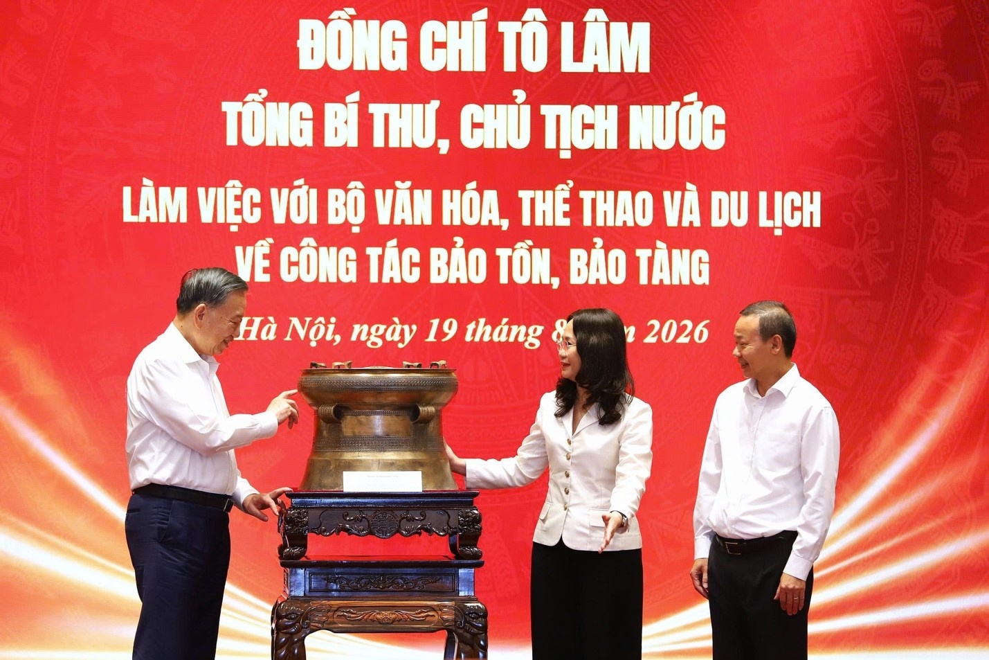 Bộ VHTTDL trao tặng Tổng Bí thư, Chủ tịch nước Tô Lâm bản phục dựng Trống đồng Đông Sơn