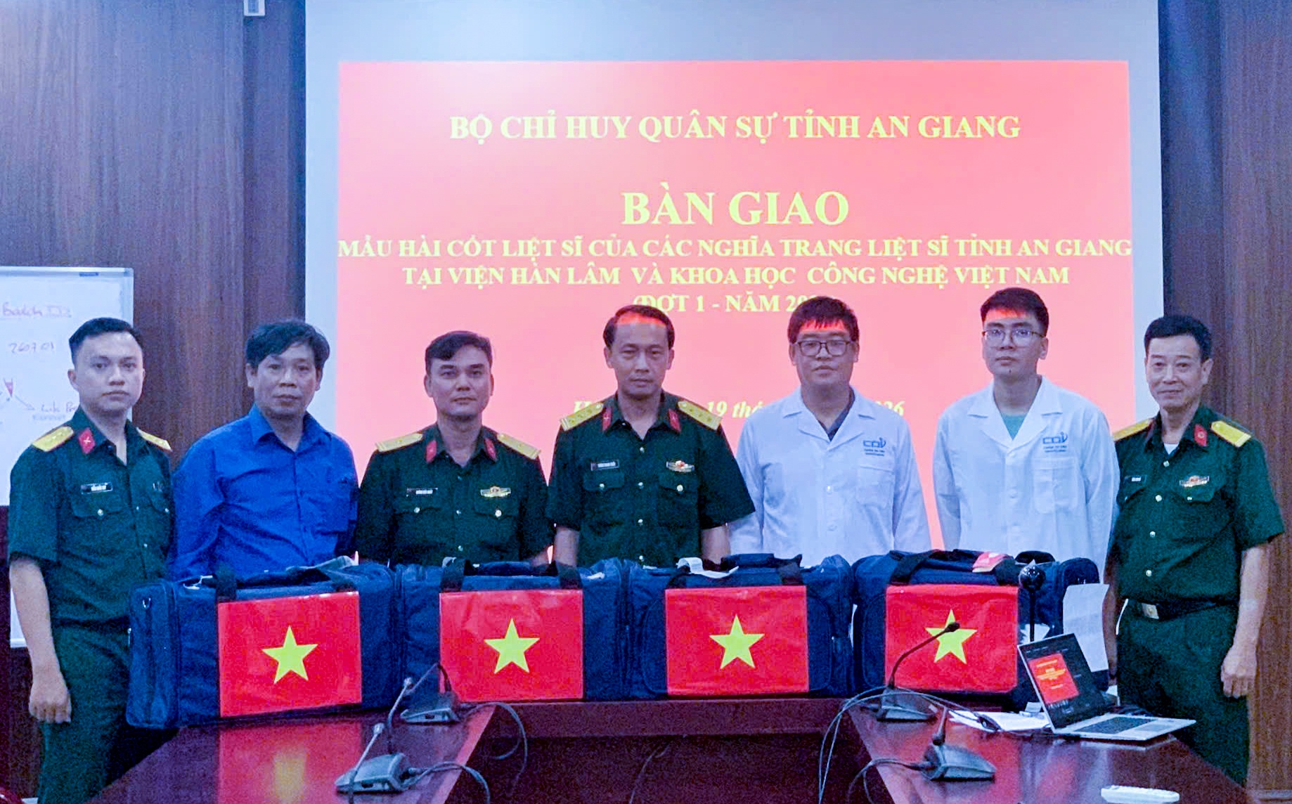 Cần Thơ, An Giang bàn giao 1.617 mẫu sinh phẩm hài cốt liệt sĩ để giám định ADN Cần Thơ, An Giang bàn giao 1.617 mẫu sinh phẩm hài cốt liệt sĩ để giám định ADN