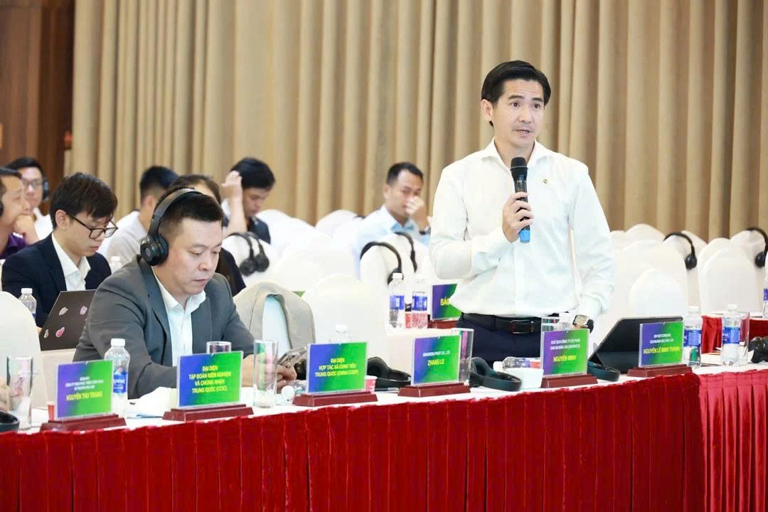 Ông Nguyễn Lê Minh Thành, Giám đốc Vietcombank Bắc Đắk Lắk, chia sẻ định hướng hỗ trợ tín dụng, tạo điều kiện thuận lợi cho nông dân, hợp tác xã và doanh nghiệp trong chuỗi giá trị sầu riêng. Ông Nguyễn Lê Minh Thành, Giám đốc Vietcombank Bắc Đắk Lắk, chia sẻ định hướng hỗ trợ tín dụng, tạo điều kiện thuận lợi cho nông dân, hợp tác xã và doanh nghiệp trong chuỗi giá trị sầu riêng.