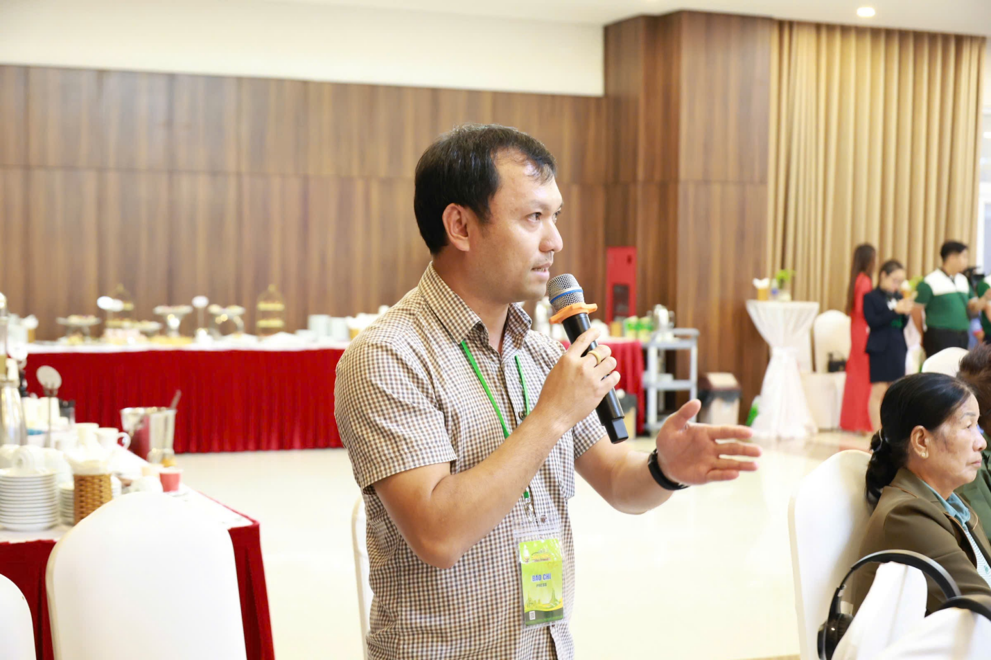 Phóng viên Tạp chí Sức khỏe và Môi trường trao đổi, đặt câu hỏi về giải pháp tài chính hỗ trợ người trồng sầu riêng. Phóng viên Tạp chí Sức khỏe và Môi trường trao đổi, đặt câu hỏi về giải pháp tài chính hỗ trợ người trồng sầu riêng.