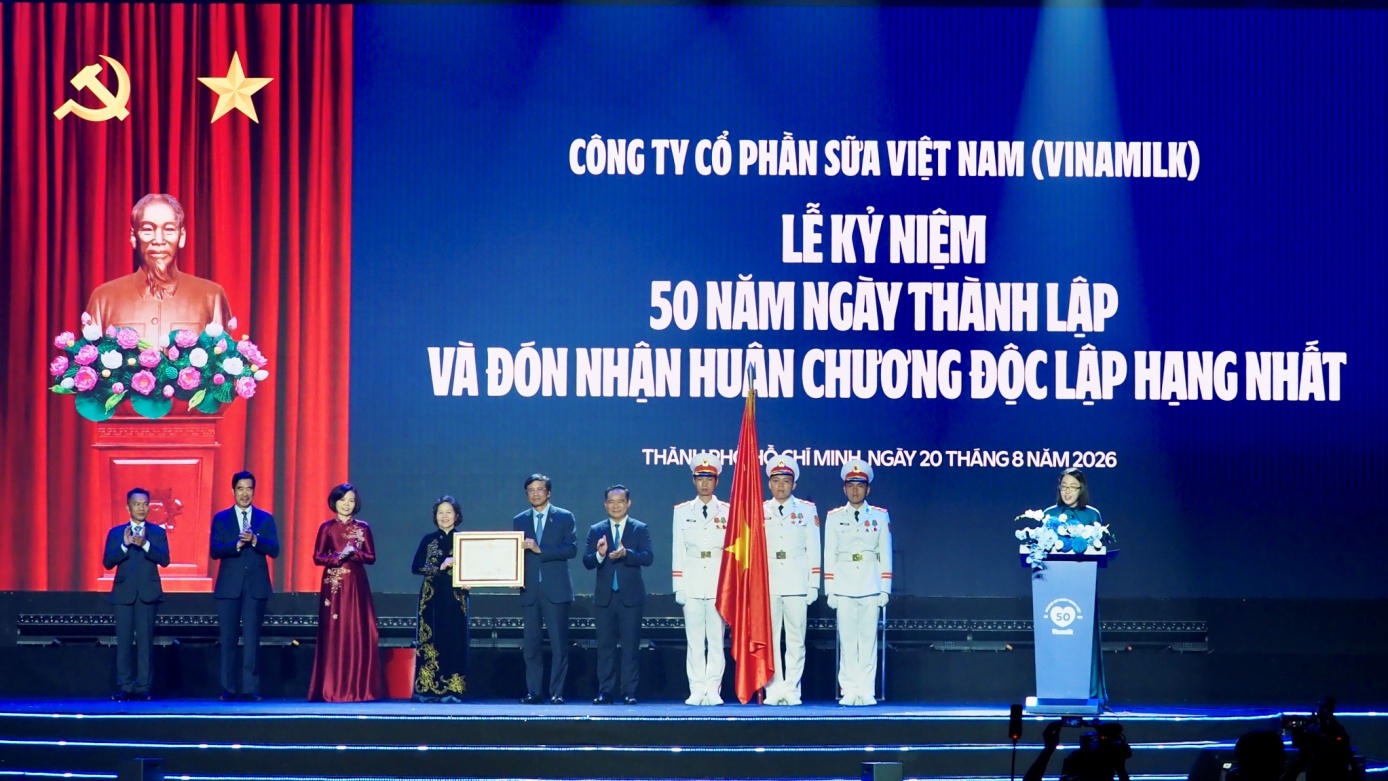 Sau danh hiệu Anh hùng Lao động, Vinamilk tiếp tục đón nhận Huân chương Độc lập hạng Nhất