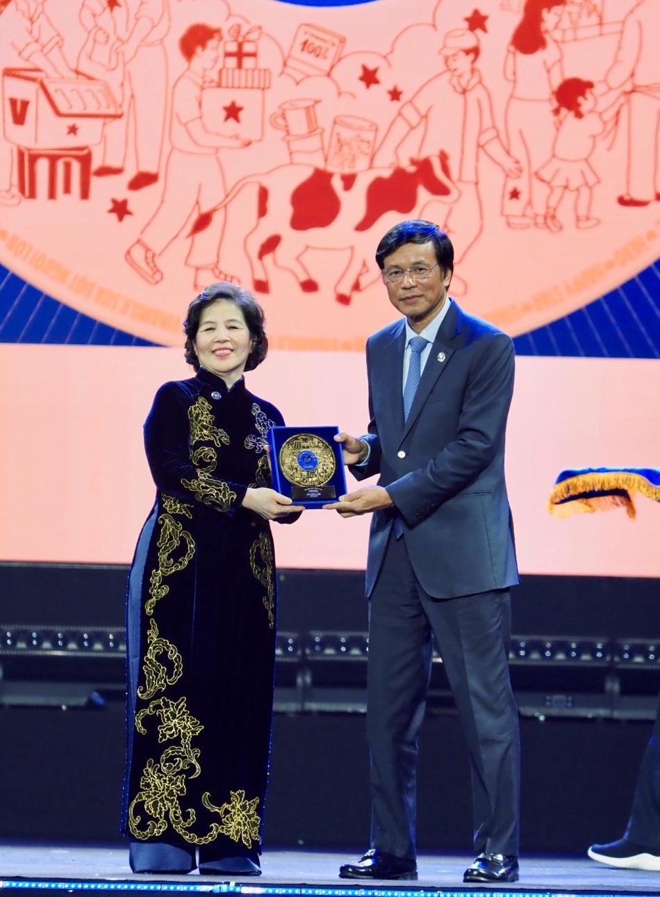 Chủ tịch HĐQT Vinamilk Nguyễn Hạnh Phúc trao Kỷ niệm chương 50 năm cống hiến trọn đời cho Tổng Giám đốc Mai Kiều Liên. Ảnh: Vi Nam Chủ tịch HĐQT Vinamilk Nguyễn Hạnh Phúc trao Kỷ niệm chương 50 năm cống hiến trọn đời cho Tổng Giám đốc Mai Kiều Liên. Ảnh: Vi Nam