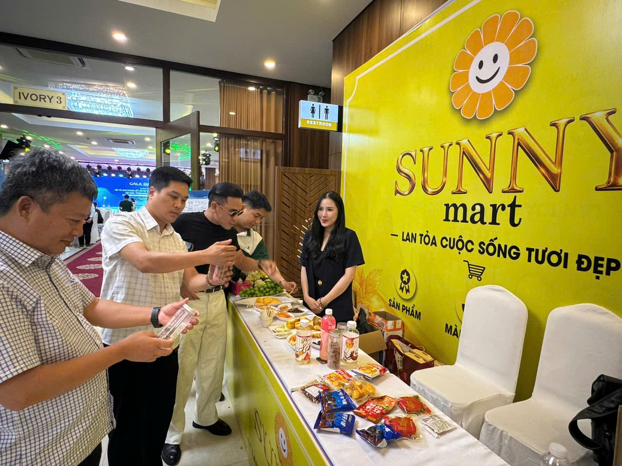 Đại biểu tham quan, tìm hiểu các sản phẩm được trưng bày tại gian hàng Sunny Mart trong khuôn khổ chương trình. Đại biểu tham quan, tìm hiểu các sản phẩm được trưng bày tại gian hàng Sunny Mart trong khuôn khổ chương trình.
