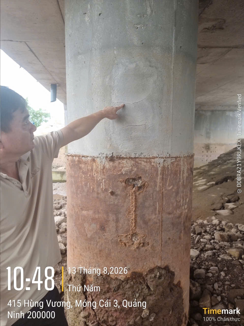 Trụ cầu có hiện tượng bị rạn nứt, đã được khắc phục bằng xi măng. Trụ cầu có hiện tượng bị rạn nứt, đã được khắc phục bằng xi măng.