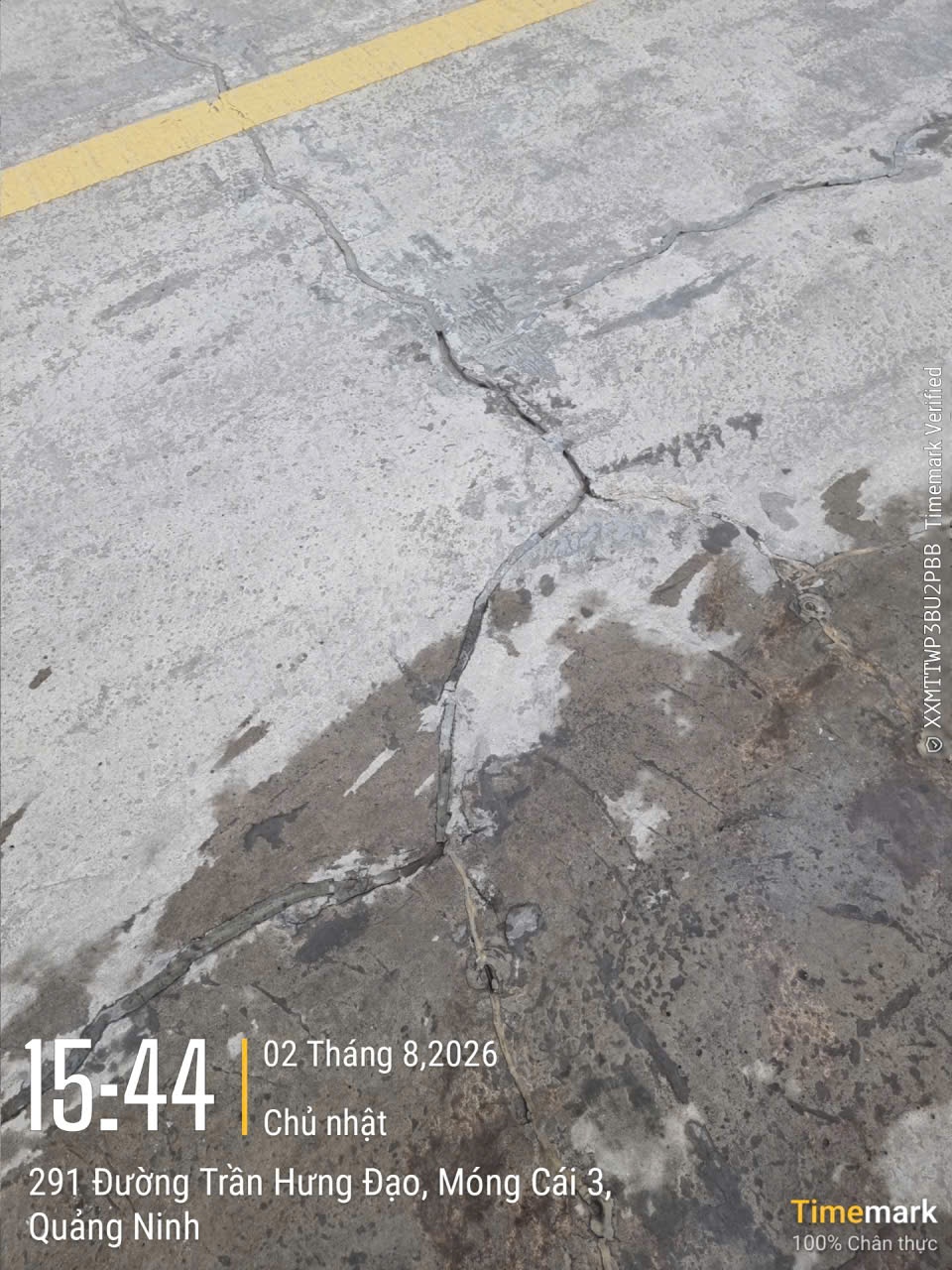 Mặt cầu bị nứt dọc và ngang, đã được khắc phục bằng keo và xi măng. Mặt cầu bị nứt dọc và ngang, đã được khắc phục bằng keo và xi măng.