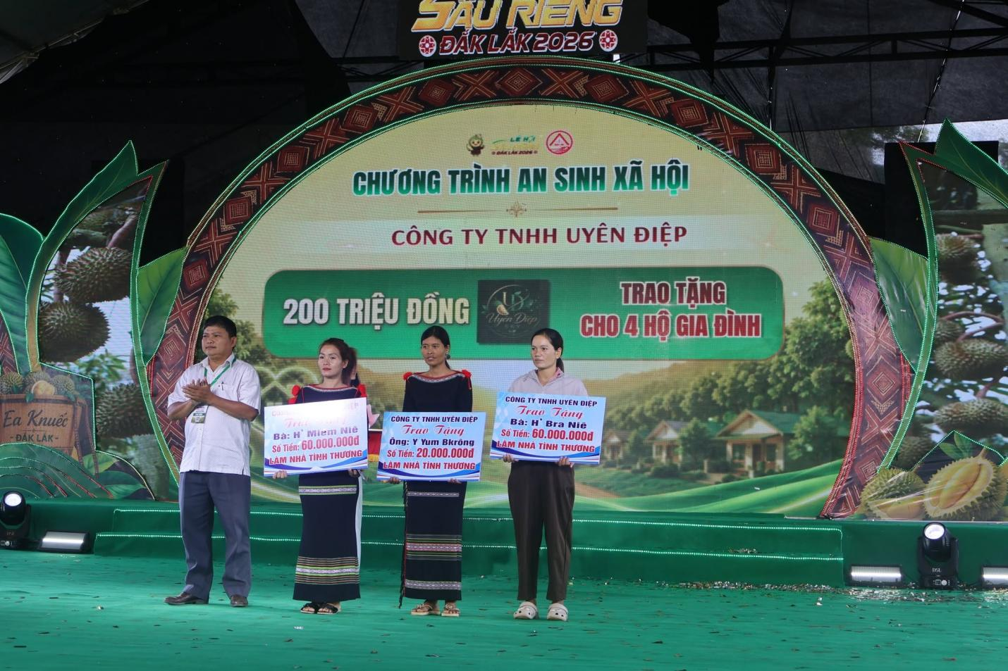 Các đơn vị, nhà hảo tâm trao hơn 393 triệu đồng hỗ trợ xây nhà, tặng học bổng và phát triển tủ sách nhân ái cho người dân, học sinh khó khăn tại Ea Knuếc. Các đơn vị, nhà hảo tâm trao hơn 393 triệu đồng hỗ trợ xây nhà, tặng học bổng và phát triển tủ sách nhân ái cho người dân, học sinh khó khăn tại Ea Knuếc.