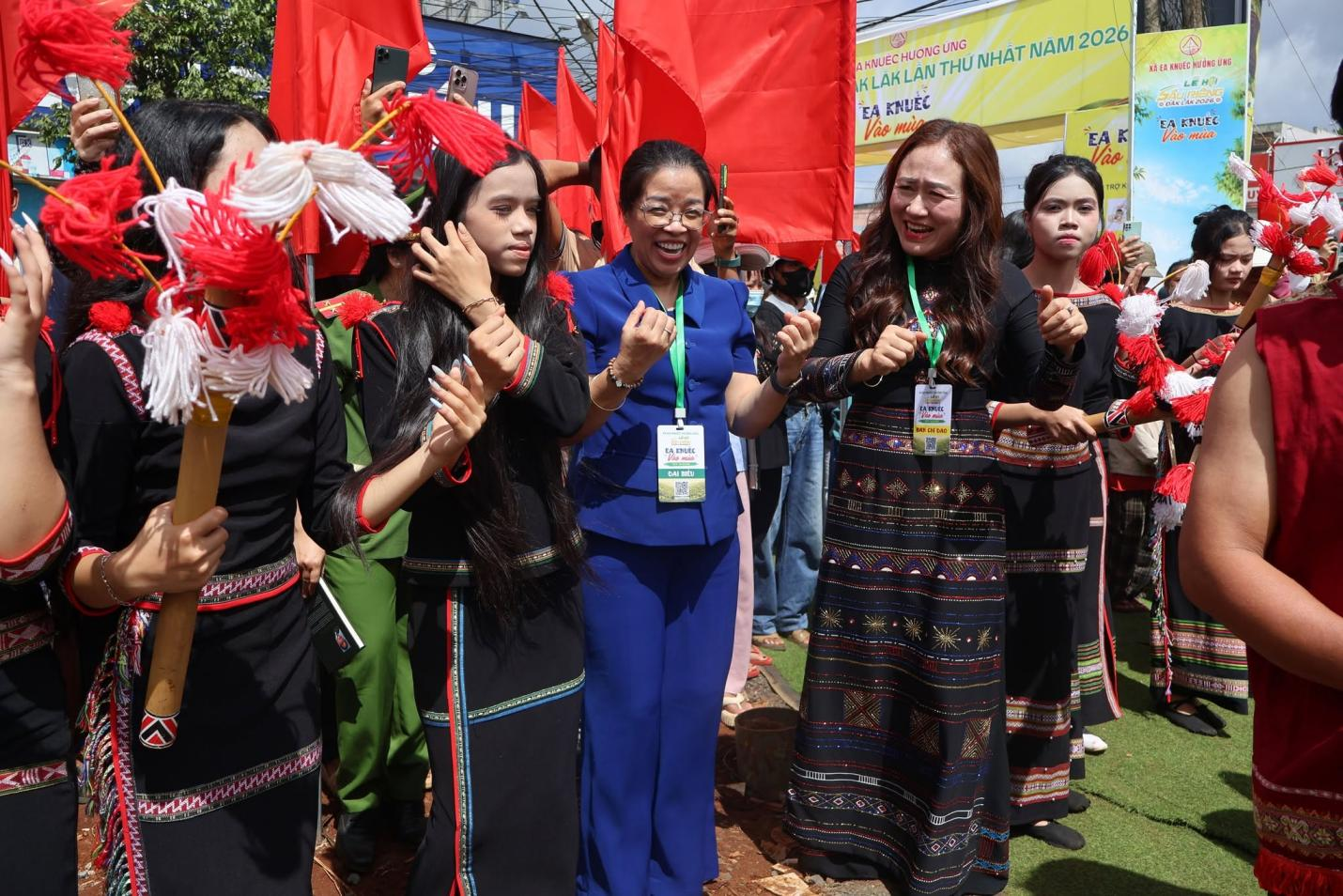 Lãnh đạo tỉnh và địa phương cùng người dân hòa mình vào vòng xoang rộn ràng trong tiếng cồng chiêng. Lãnh đạo tỉnh và địa phương cùng người dân hòa mình vào vòng xoang rộn ràng trong tiếng cồng chiêng.