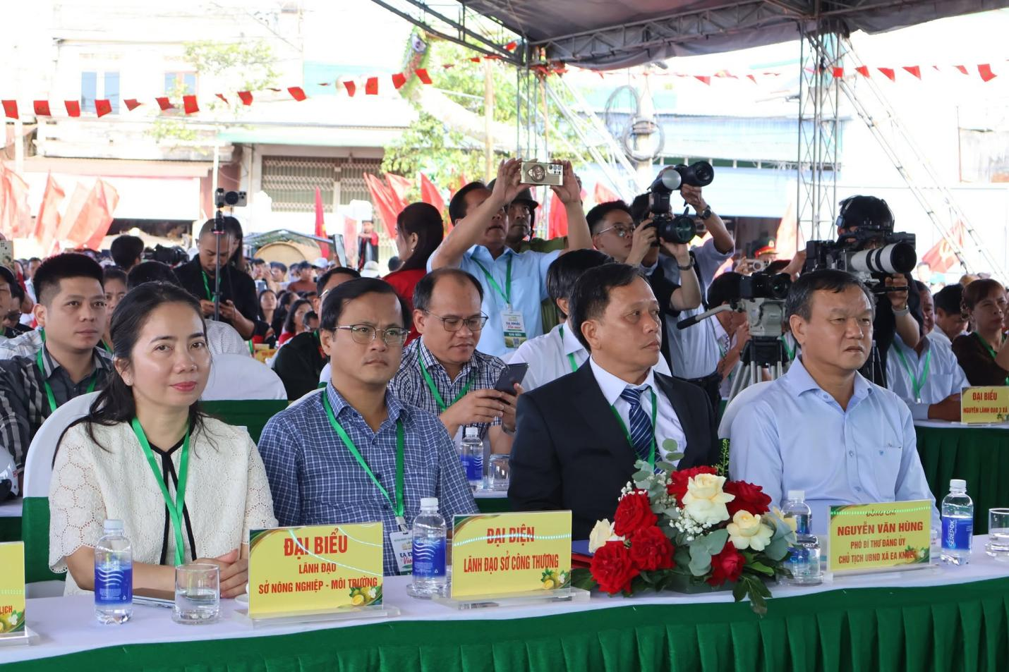 Lãnh đạo tỉnh Đắk Lắk cùng đại diện các sở, ban, ngành dự lễ khai mạc “Ea Knuếc vào mùa”. Lãnh đạo tỉnh Đắk Lắk cùng đại diện các sở, ban, ngành dự lễ khai mạc “Ea Knuếc vào mùa”.