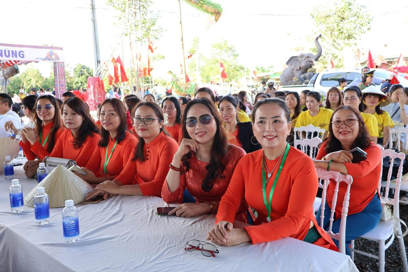 Người dân và du khách hân hoan, vui mừng hòa mình vào không khí lễ hội rộn ràng. Người dân và du khách hân hoan, vui mừng hòa mình vào không khí lễ hội rộn ràng.