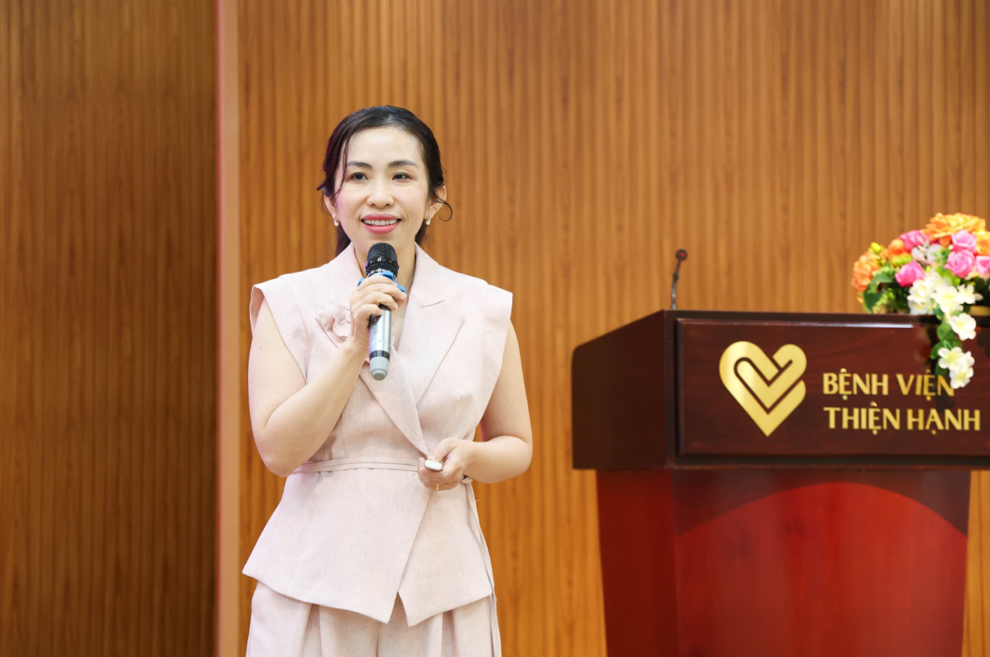 BSCKII Phạm Hồ Thúy Ái, Phó Trưởng khoa Hiếm muộn, Bệnh viện Từ Dũ, trình bày chuyên đề cập nhật về dydrogesterone trong hỗ trợ điều trị và chăm sóc thai kỳ. BSCKII Phạm Hồ Thúy Ái, Phó Trưởng khoa Hiếm muộn, Bệnh viện Từ Dũ, trình bày chuyên đề cập nhật về dydrogesterone trong hỗ trợ điều trị và chăm sóc thai kỳ.