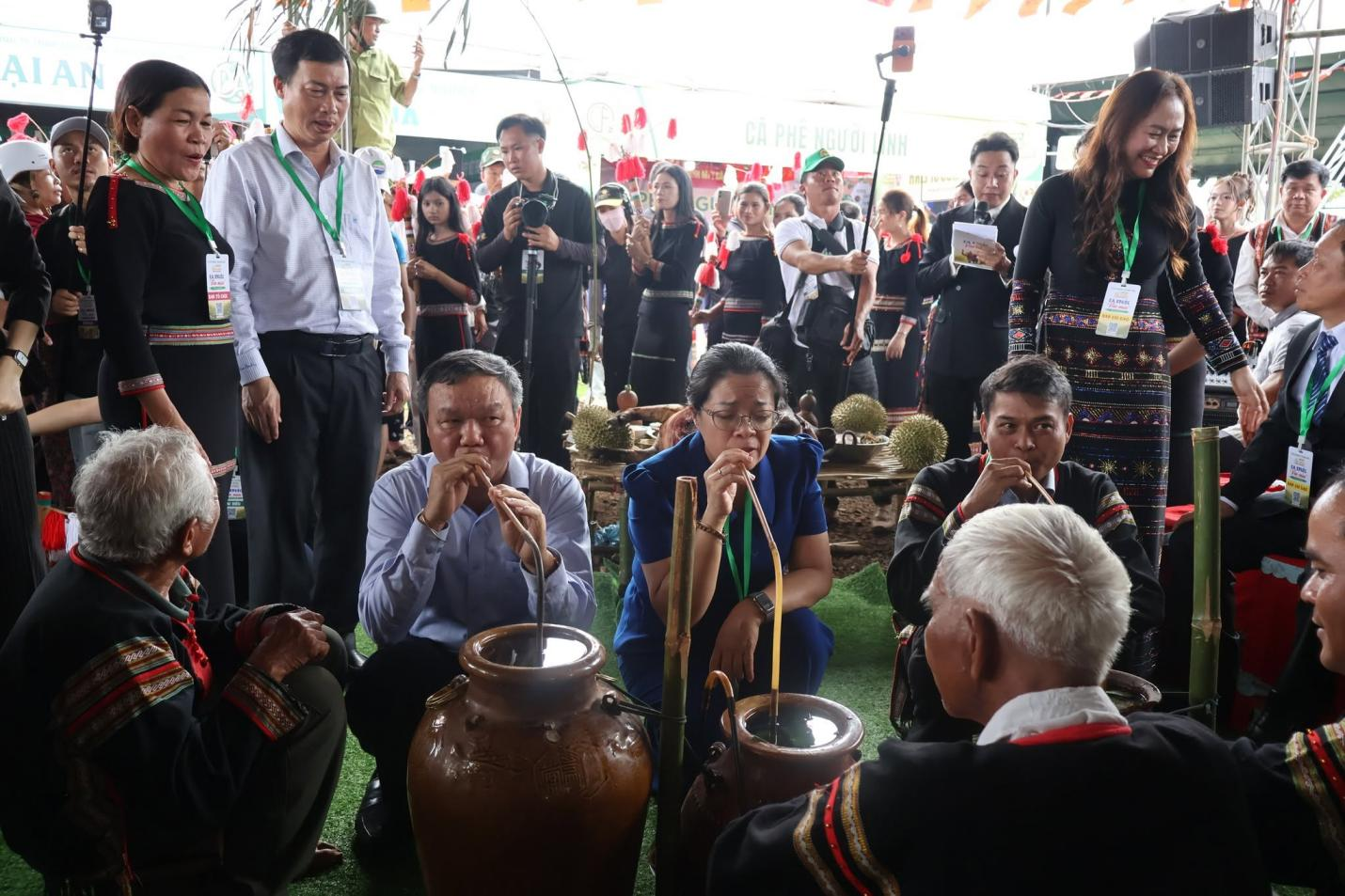 Lãnh đạo tỉnh, địa phương cùng bà con thực hiện nghi thức uống rượu cần, hòa mình vào vòng xoang rộn ràng trong tiếng cồng chiêng. Lãnh đạo tỉnh, địa phương cùng bà con thực hiện nghi thức uống rượu cần, hòa mình vào vòng xoang rộn ràng trong tiếng cồng chiêng.