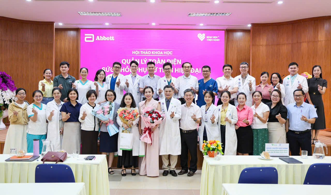Các đại biểu, bác sĩ và nhân viên y tế chụp ảnh lưu niệm sau chương trình, ghi dấu hoạt động giao lưu, trao đổi chuyên môn và kết nối giữa các đơn vị trong lĩnh vực chăm sóc sức khỏe phụ nữ. Các đại biểu, bác sĩ và nhân viên y tế chụp ảnh lưu niệm sau chương trình, ghi dấu hoạt động giao lưu, trao đổi chuyên môn và kết nối giữa các đơn vị trong lĩnh vực chăm sóc sức khỏe phụ nữ.