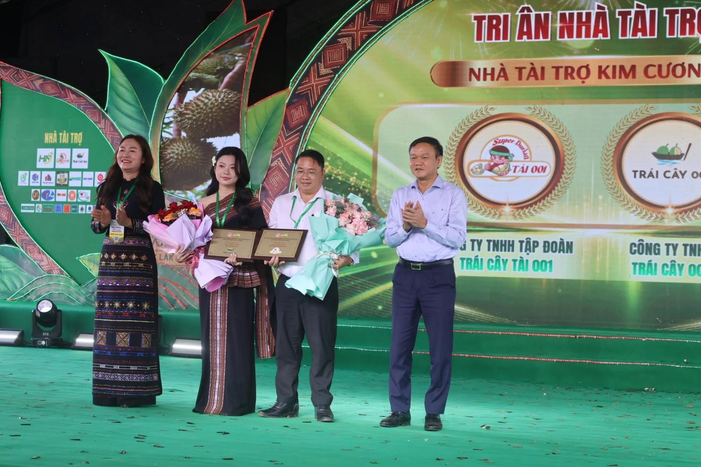 Lãnh đạo tỉnh, địa phương trao hoa tri ân các nhà tài trợ kim cương đồng hành cùng chương trình “Ea Knuếc vào mùa”. Lãnh đạo tỉnh, địa phương trao hoa tri ân các nhà tài trợ kim cương đồng hành cùng chương trình “Ea Knuếc vào mùa”.