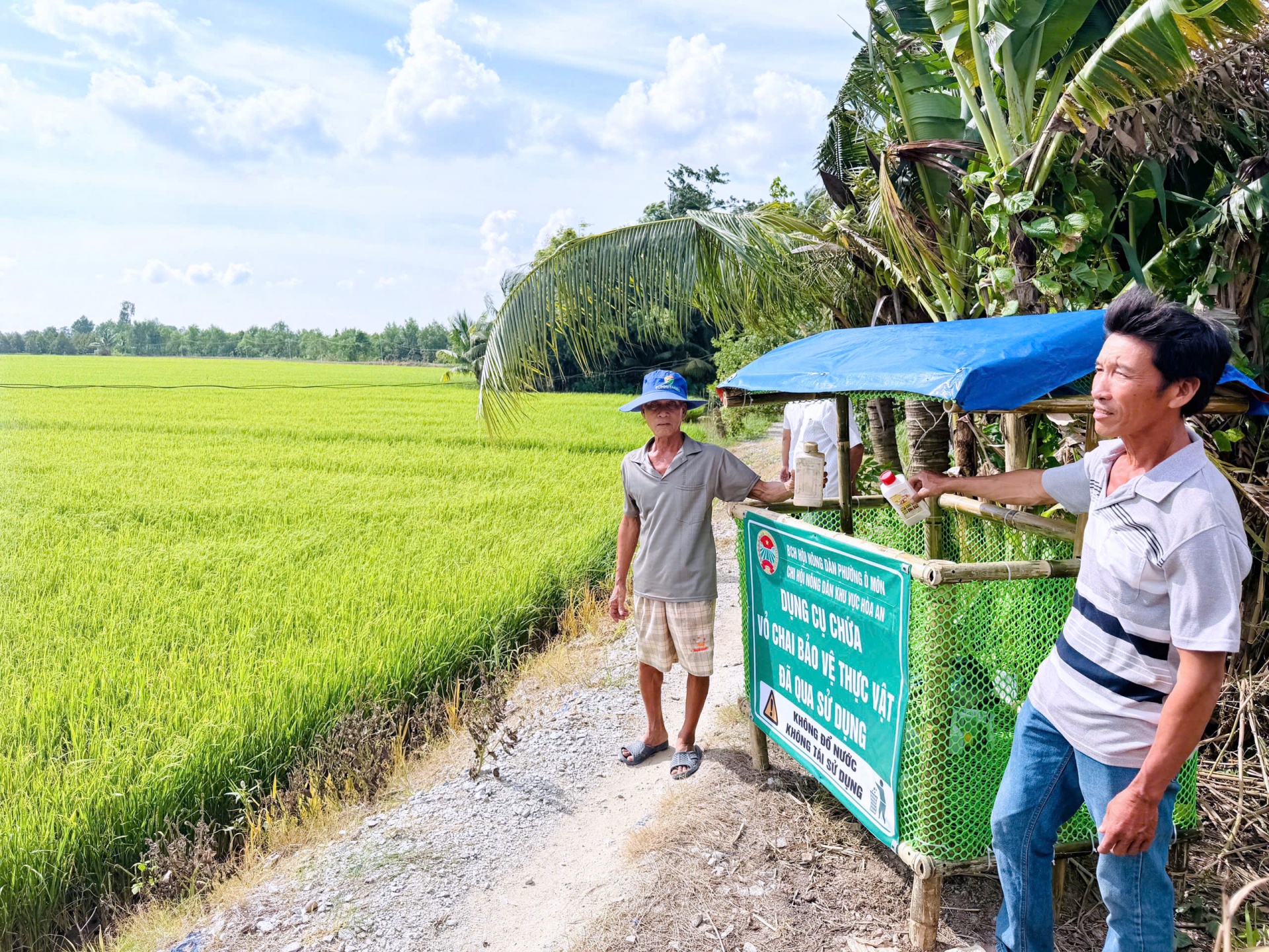 Nông dân thu gom vỏ chai, bao bì thuốc bảo vệ thực vật, chung tay bảo vệ môi trường Nông dân thu gom vỏ chai, bao bì thuốc bảo vệ thực vật, chung tay bảo vệ môi trường