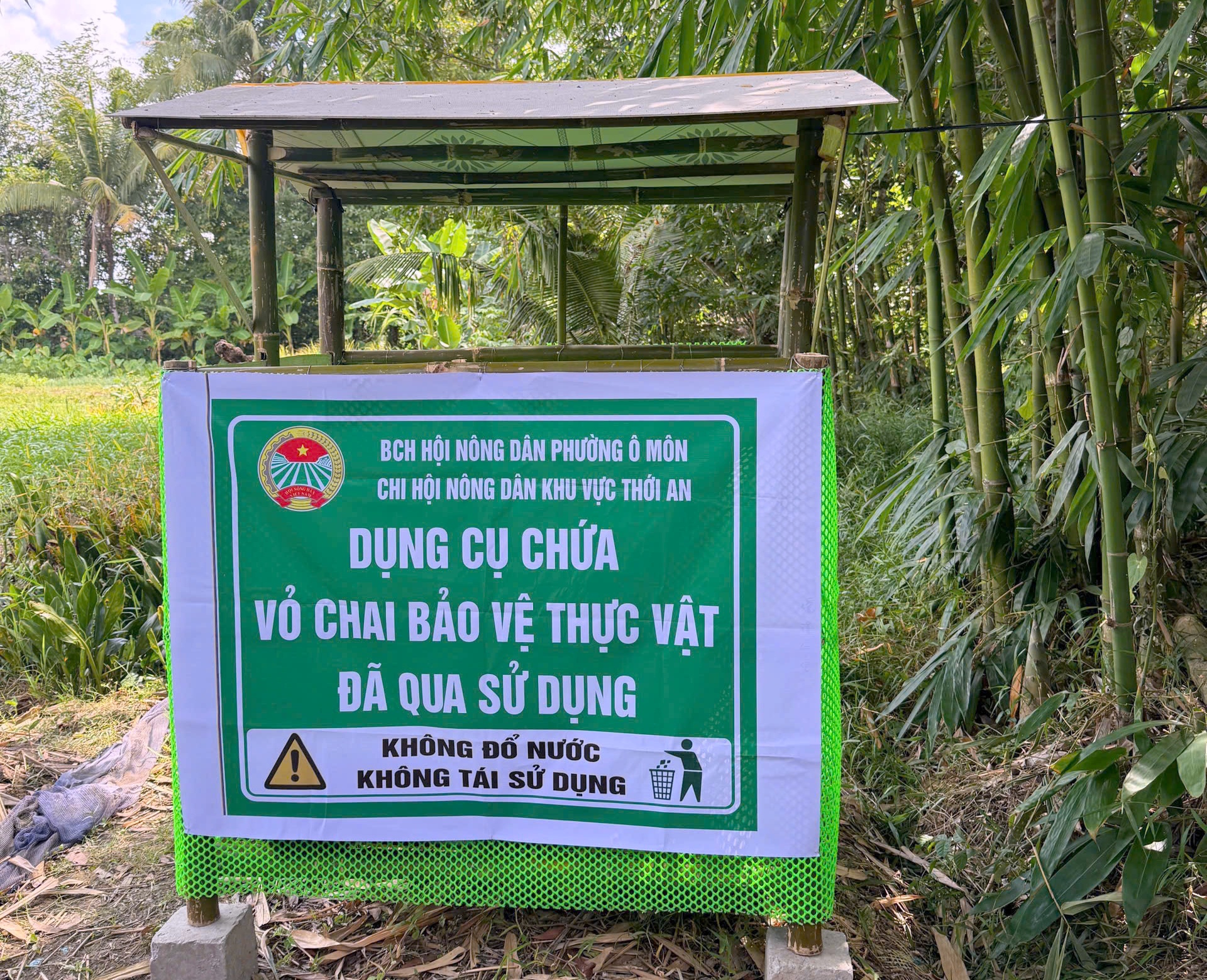 Nông dân thu gom vỏ chai, bao bì thuốc bảo vệ thực vật, chung tay bảo vệ môi trường Nông dân thu gom vỏ chai, bao bì thuốc bảo vệ thực vật, chung tay bảo vệ môi trường