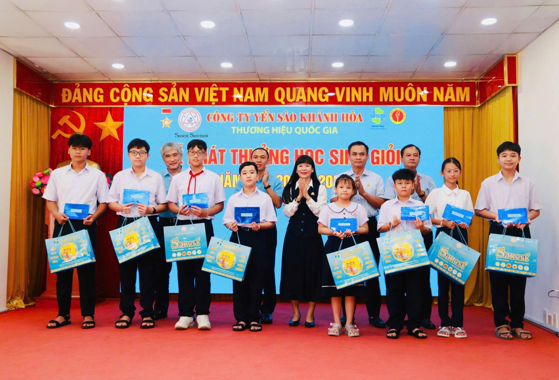 Yến sào Khánh Hoà dành gần 2,3 tỷ đồng tiếp sức học sinh trước thềm năm học mới Yến sào Khánh Hoà dành gần 2,3 tỷ đồng tiếp sức học sinh trước thềm năm học mới