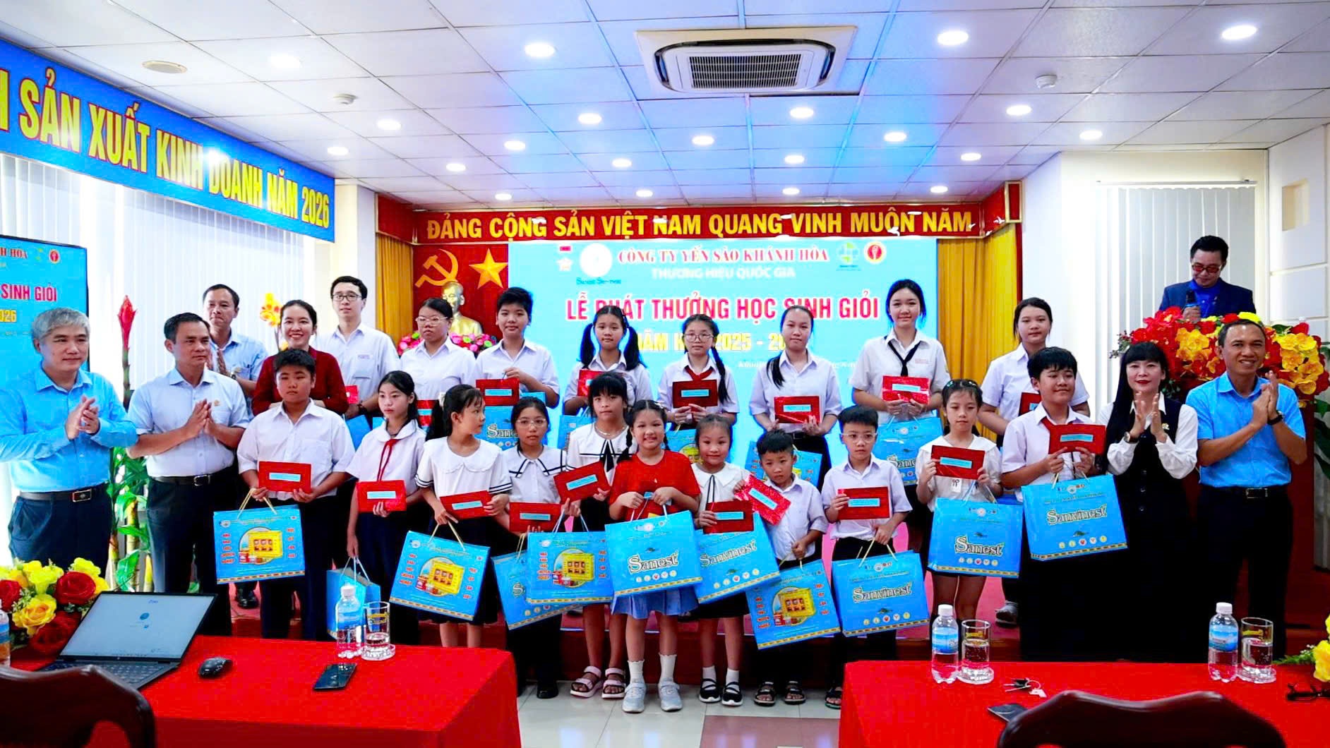 Yến sào Khánh Hoà dành gần 2,3 tỷ đồng tiếp sức học sinh trước thềm năm học mới Yến sào Khánh Hoà dành gần 2,3 tỷ đồng tiếp sức học sinh trước thềm năm học mới