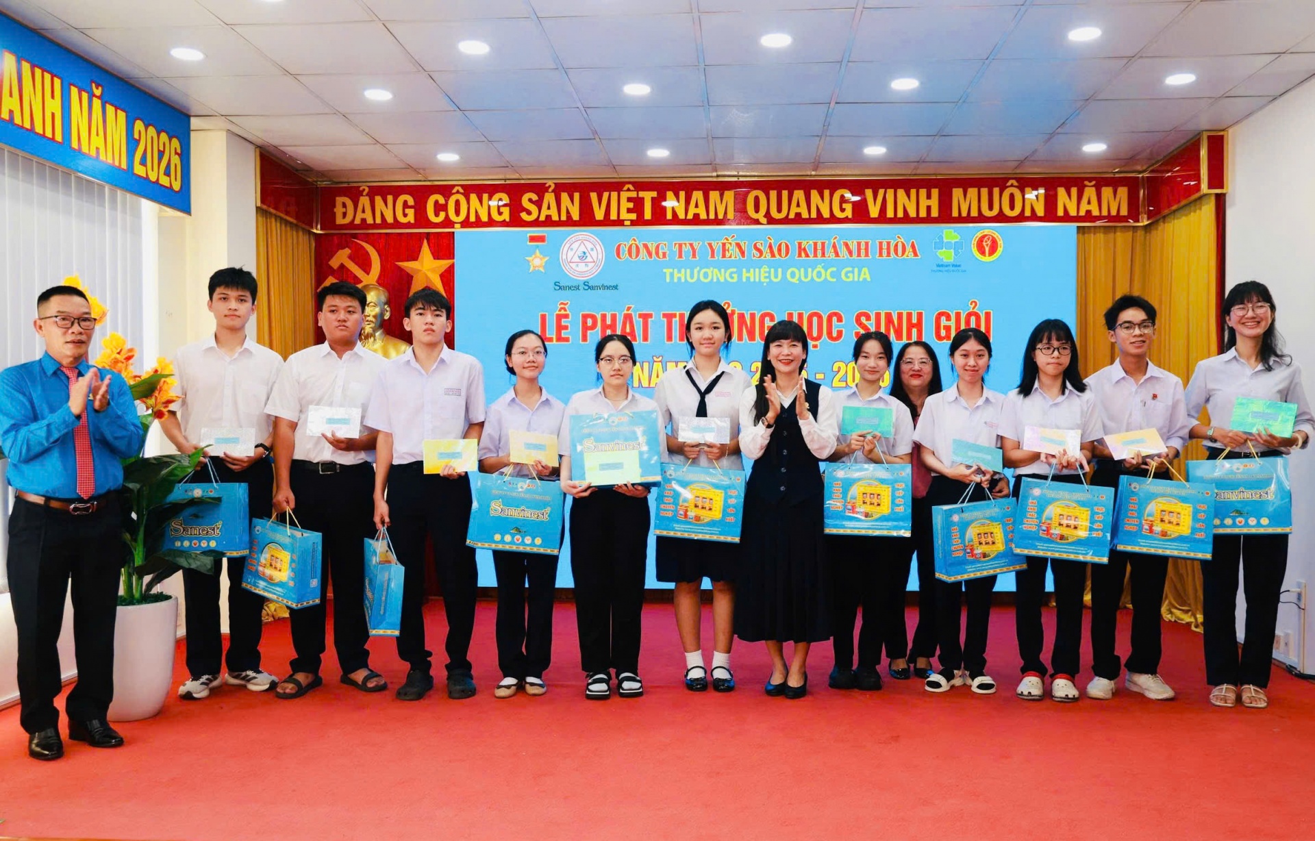 Yến sào Khánh Hoà dành gần 2,3 tỷ đồng tiếp sức học sinh trước thềm năm học mới Yến sào Khánh Hoà dành gần 2,3 tỷ đồng tiếp sức học sinh trước thềm năm học mới