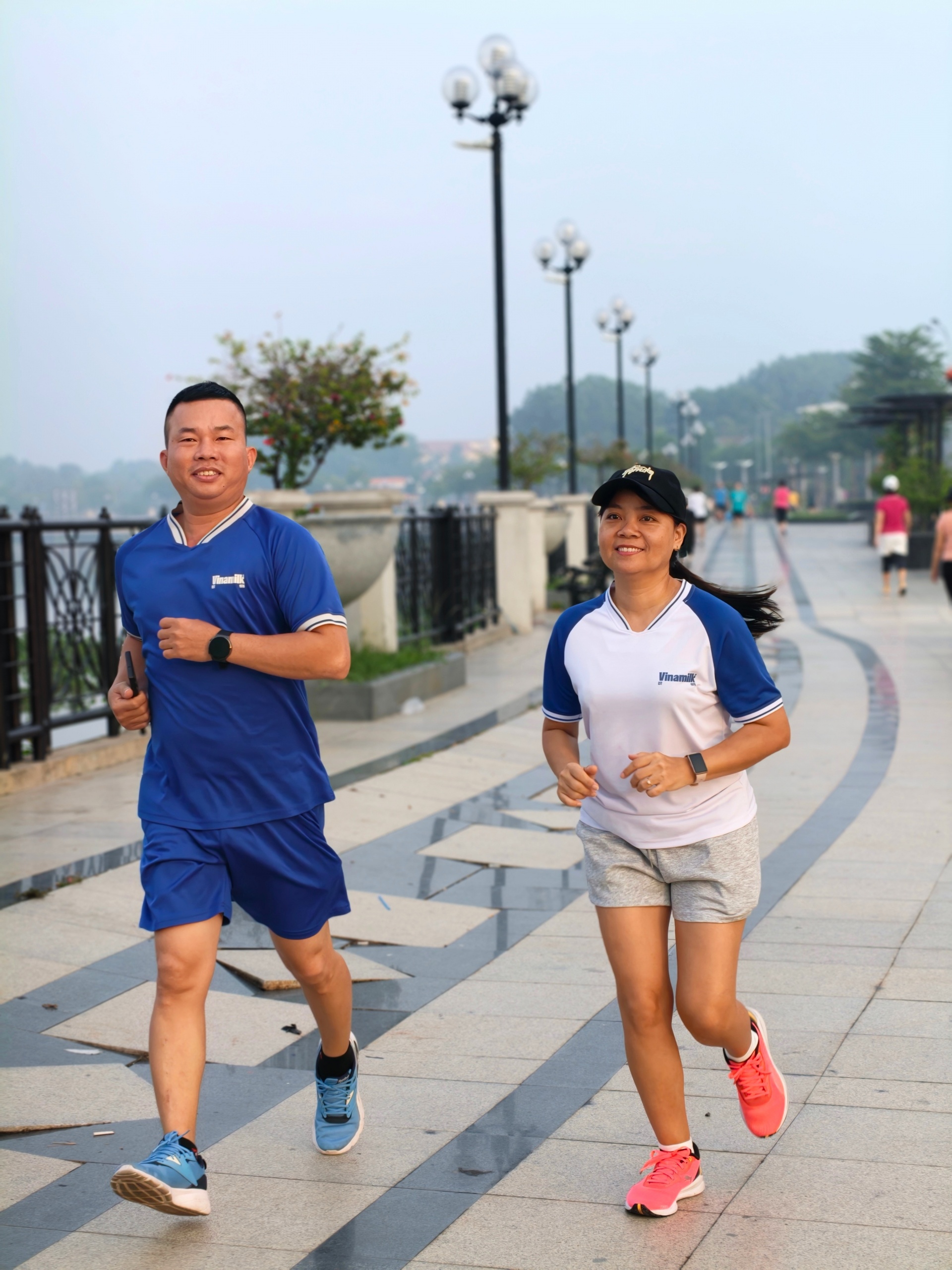 Không cùng điểm xuất phát, hàng ngàn bước chân từ khắp cả nước đều hướng về một mục tiêu chung - chào đón cột mốc 50 năm của Vinamilk (Ảnh: NVCC). Không cùng điểm xuất phát, hàng ngàn bước chân từ khắp cả nước đều hướng về một mục tiêu chung - chào đón cột mốc 50 năm của Vinamilk (Ảnh: NVCC).