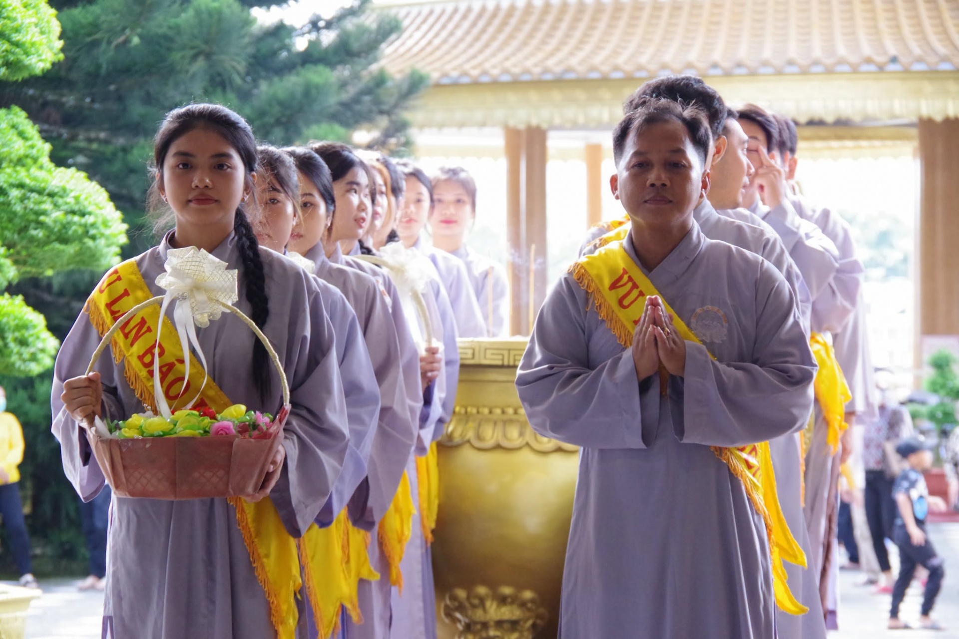Nghi thức “Bông hồng cài áo” trang trọng Nghi thức “Bông hồng cài áo” trang trọng
