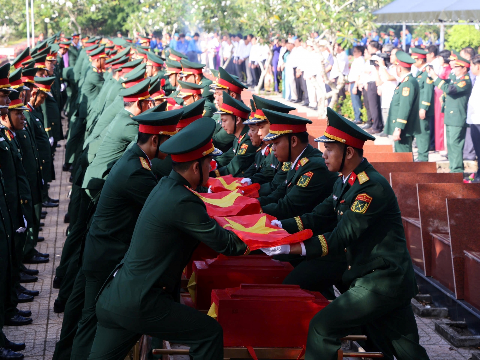 Lễ truy điệu, an táng 38 hài cốt liệt sĩ tại Cần Thơ Lễ truy điệu, an táng 38 hài cốt liệt sĩ tại Cần Thơ