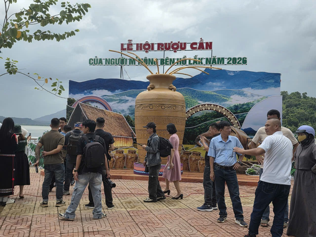  Lãnh đạo xã và Ban Tổ chức kiểm tra công tác chuẩn bị tại không gian “Con đường Rượu cần” phục vụ Lễ hội Rượu cần người M’nông bên hồ Lắk năm 2026.