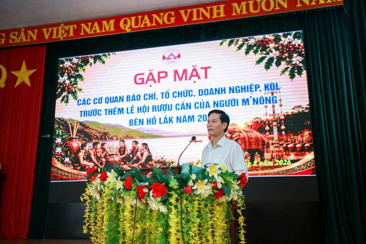  Ông Nguyễn Anh Tú - Phó Bí thư Đảng ủy, Chủ tịch UBND xã Liên Sơn Lắk, Trưởng Ban Tổ chức Lễ hội phát biểu khai mạc.