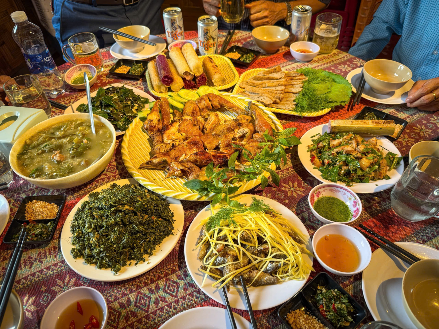  Các thôn, buôn tham gia giới thiệu sản phẩm, món ăn truyền thống và nét văn hóa đặc trưng của đồng bào M’nông.