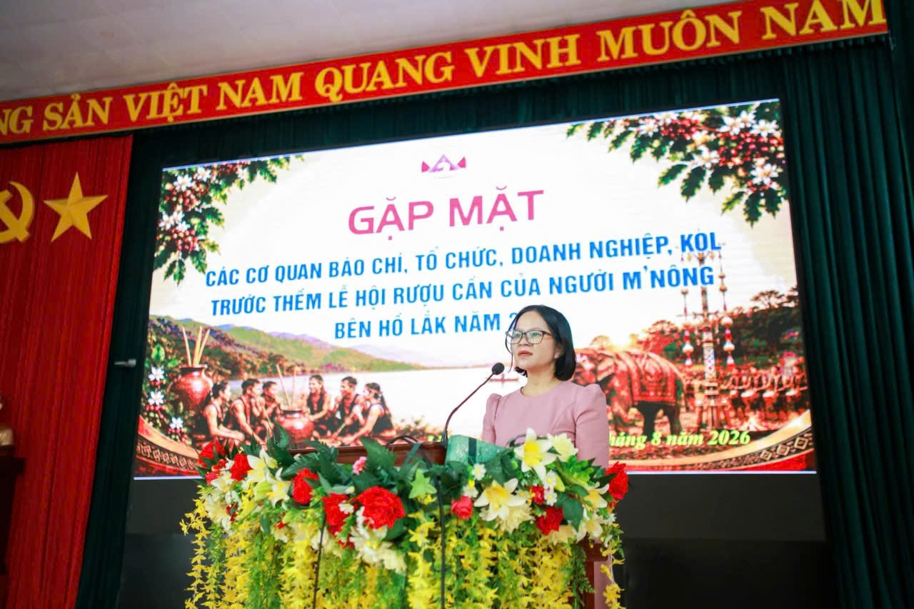  Bà Sầm Thị Vân, Trưởng Phòng Văn hóa thông tin tại buổi họp báo