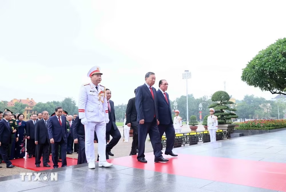 Các đồng chí lãnh đạo, nguyên lãnh đạo Đảng, Nhà nước vào Lăng viếng Chủ tịch Hồ Chí Minh. (Ảnh: TTXVN) Các đồng chí lãnh đạo, nguyên lãnh đạo Đảng, Nhà nước vào Lăng viếng Chủ tịch Hồ Chí Minh. (Ảnh: TTXVN)