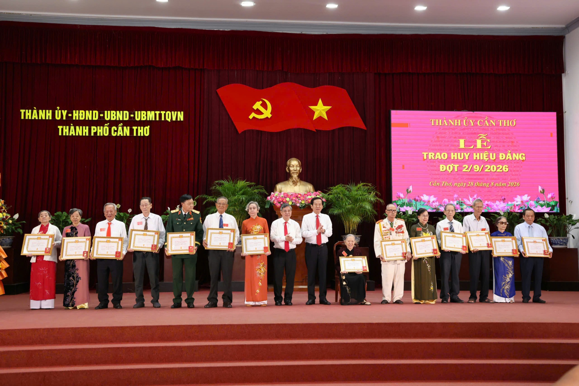 Chủ tịch Cần Thơ đề nghị các cấp, các ngành gần dân hơn, giải quyết công việc nhanh hơn, rõ trách nhiệm hơn