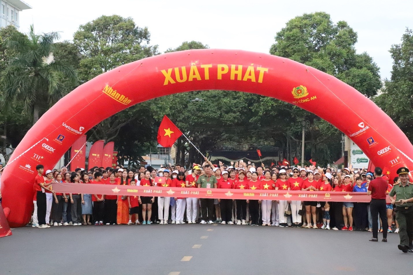  Người dân tích cực tham gia đi bộ, góp phần rèn luyện thể chất, nâng cao sức khỏe và hình thành thói quen vận động thường xuyên.